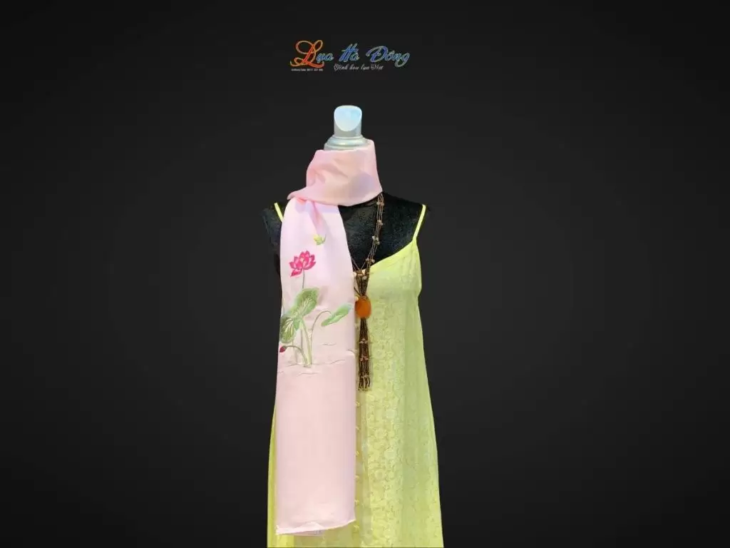 Khăn lụa trơn thêu sen hồng phấn