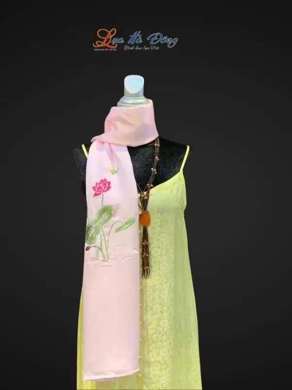 Khăn lụa trơn thêu sen hồng phấn