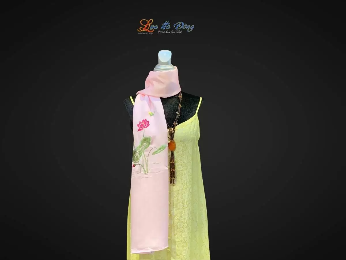 Khăn lụa trơn thêu sen hồng phấn