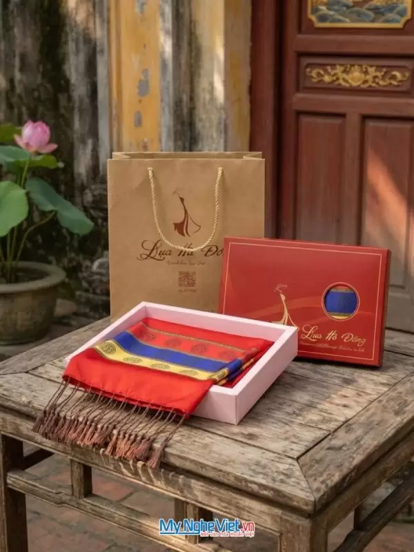 Alternative view of Khăn Lụa Tơ Tằm Trống Đồng Văn Miếu Quốc Tử Giám 36x180cm Nền Đỏ MNV-KLLS36180-15