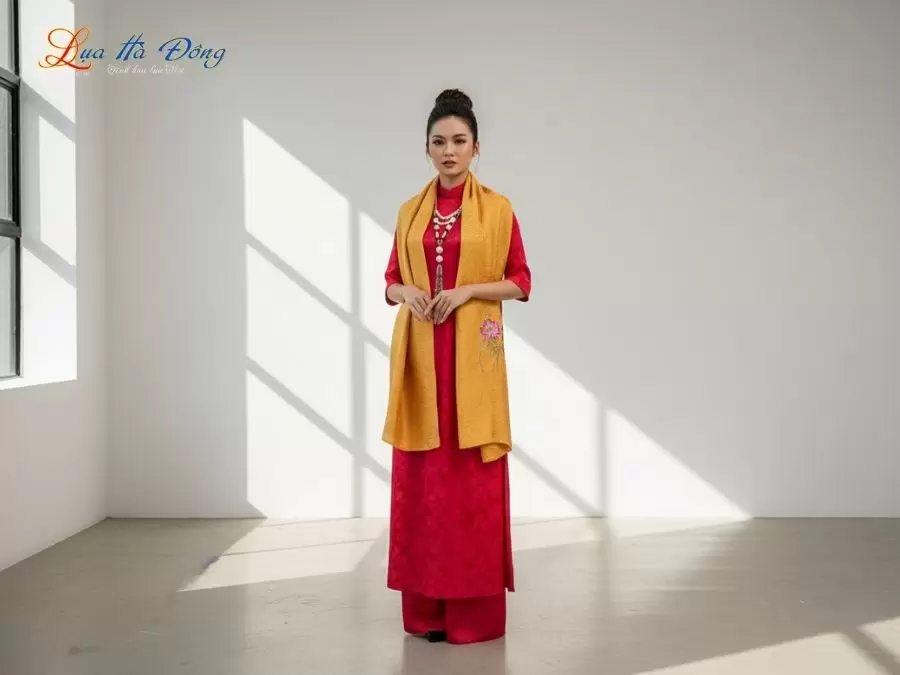 Khăn lụa thêu tay mai nhí vàng đồng