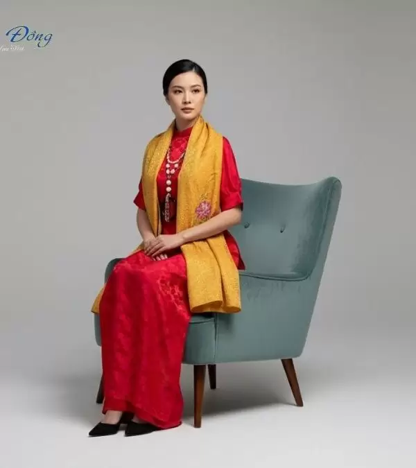 Khăn lụa thêu tay mai nhí vàng đồng