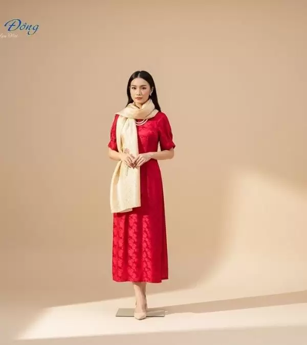 Khăn lụa thêu tay mai nhí vàng đồng nhạt