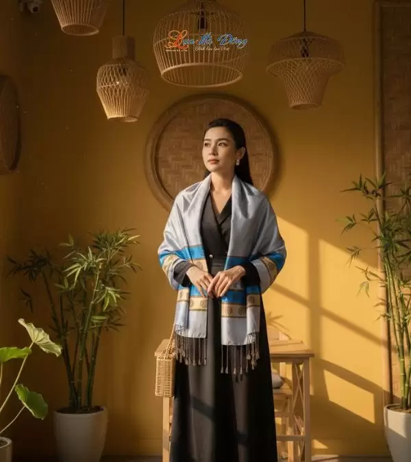 Khăn Lụa Tơ Tằm Họa Tiết Cổng Làng Hà Đông