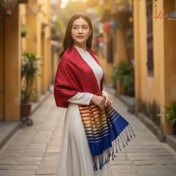 Khăn Lụa Tơ Tằm Họa Tiết Lá Dâu Đỏ