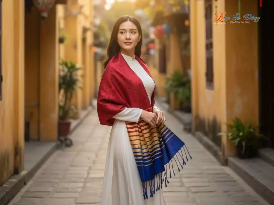 Khăn Lụa Tơ Tằm Họa Tiết Lá Dâu Đỏ