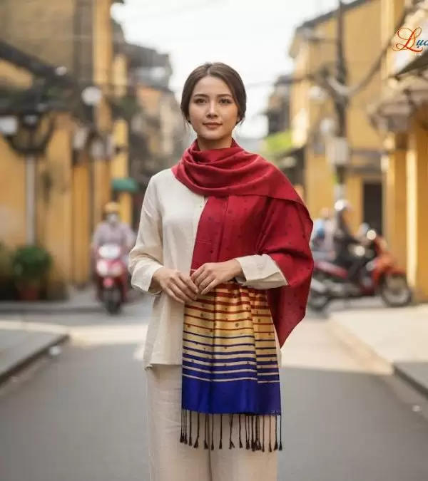 Khăn Lụa Tơ Tằm Họa Tiết Lá Dâu Đỏ