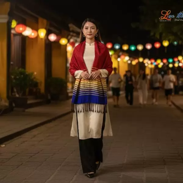 Khăn Lụa Tơ Tằm Họa Tiết Lá Dâu Đỏ