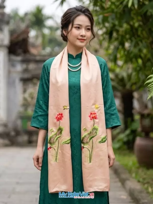 Khăn lụa tơ tằm thêu sen