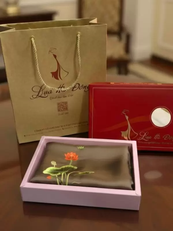 Khăn lụa trơn thêu sen màu vàng đen