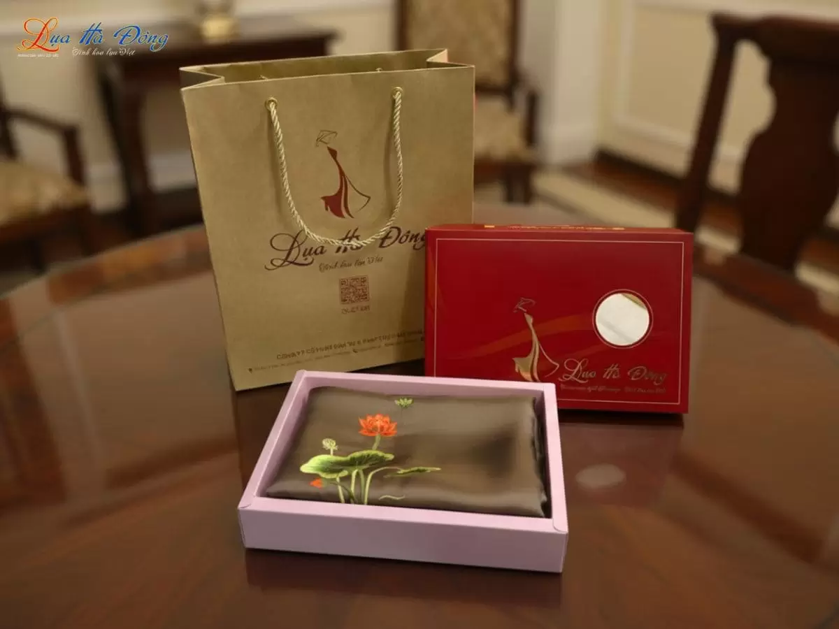 Khăn lụa trơn thêu sen màu vàng đen