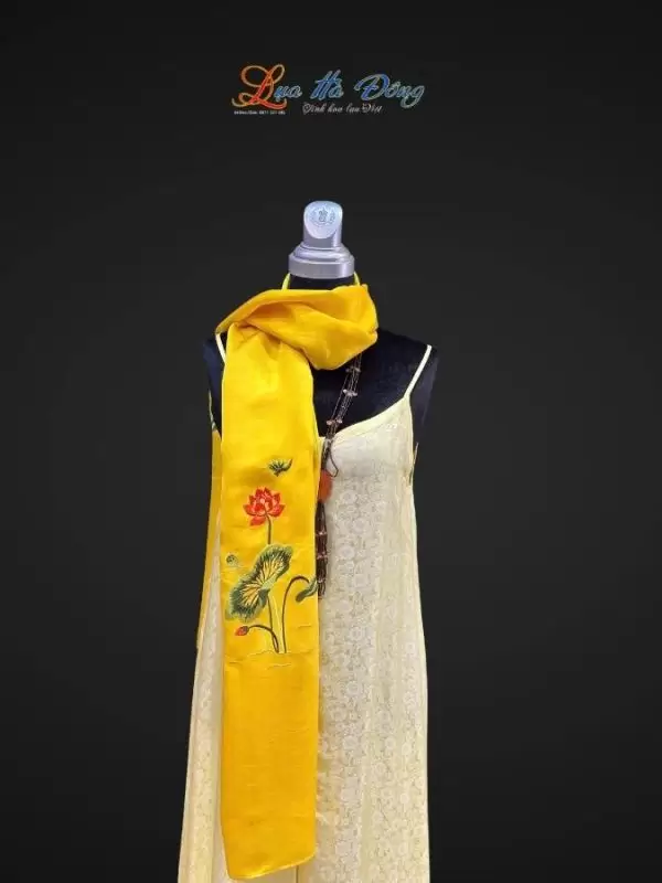 Khăn lụa trơn thêu sen vàng