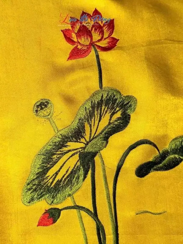 Khăn lụa trơn thêu sen vàng