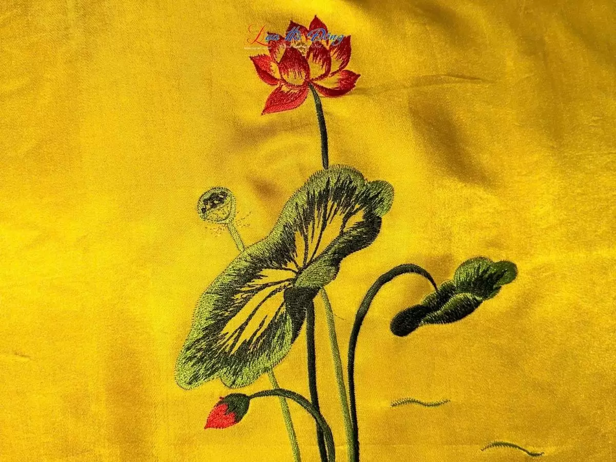 Khăn lụa trơn thêu sen vàng