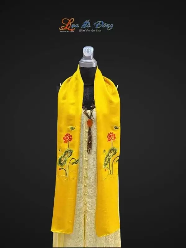 Khăn lụa trơn thêu sen vàng