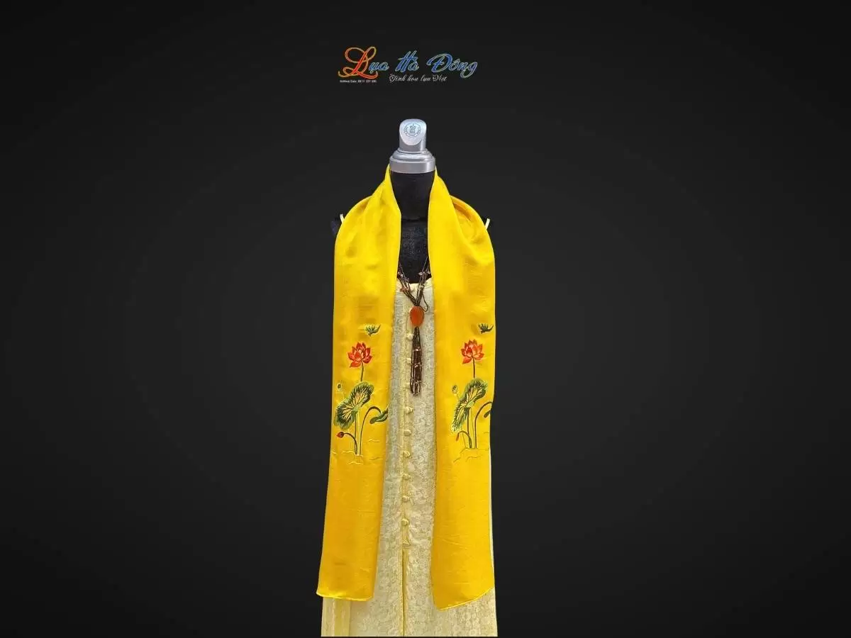 Khăn lụa trơn thêu sen vàng