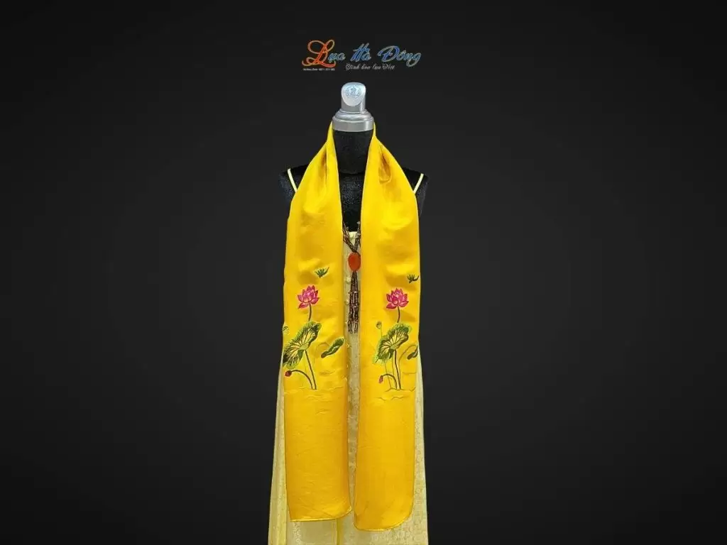 Khăn lụa trơn thêu sen vàng