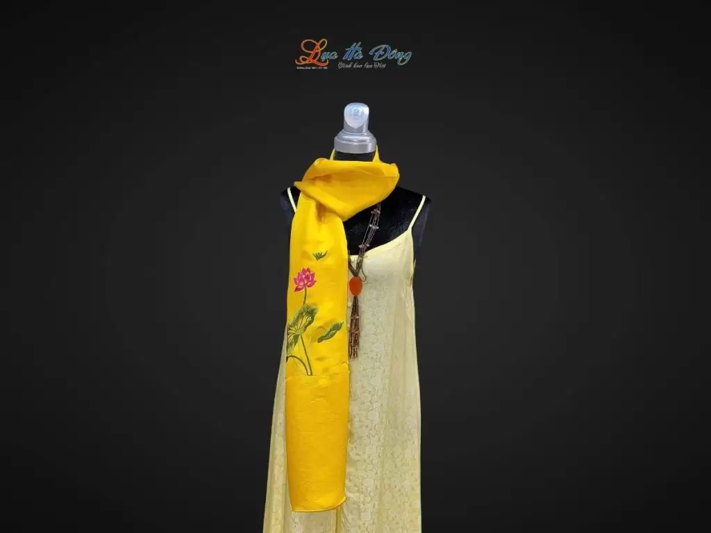 Khăn lụa trơn thêu sen vàng