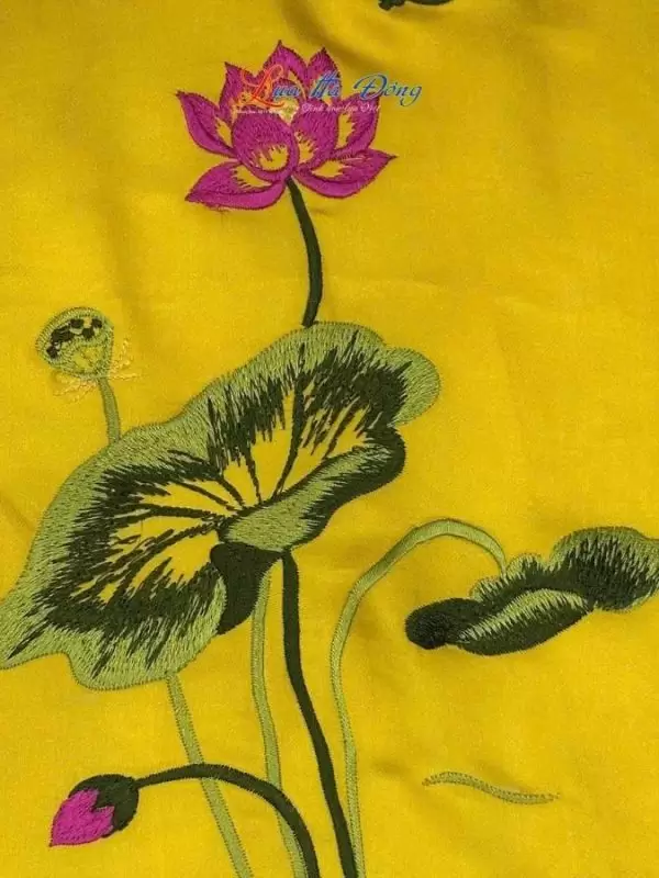 Khăn lụa trơn thêu sen vàng