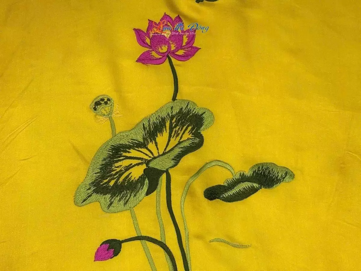 Khăn lụa trơn thêu sen vàng