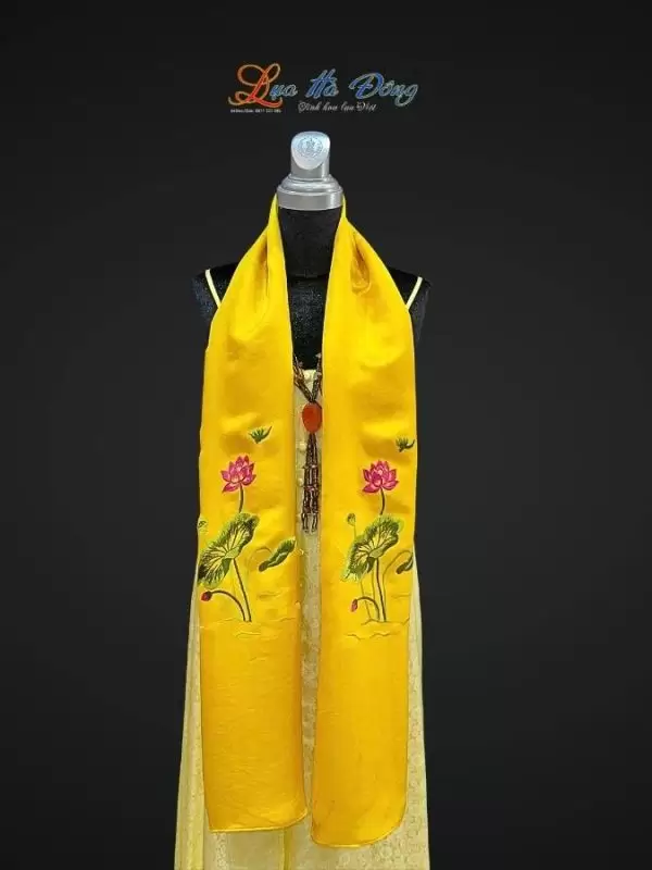 Khăn lụa trơn thêu sen vàng