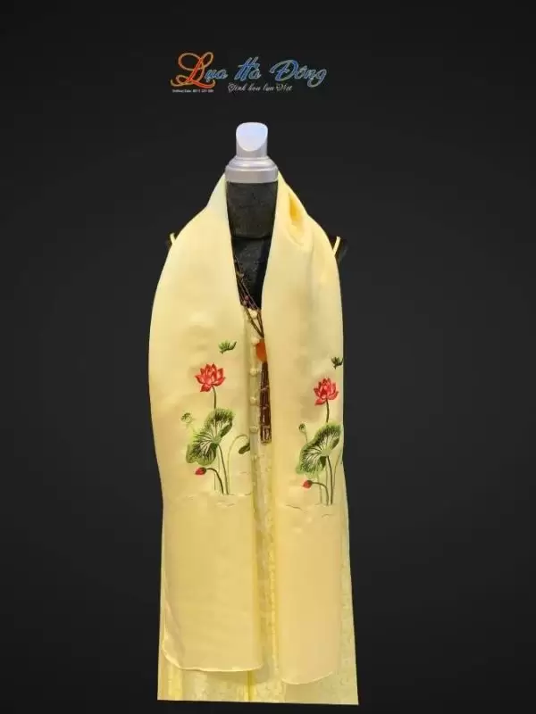 Khăn lụa trơn thêu sen vàng mỡ gà