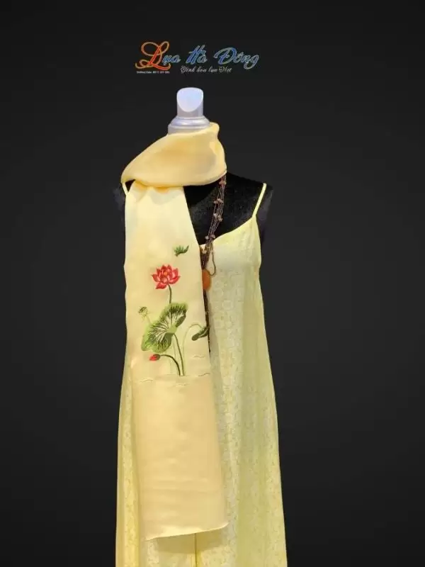 Khăn lụa trơn thêu sen vàng mỡ gà