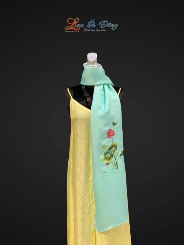 Khăn lụa trơn thêu sen xanh mint