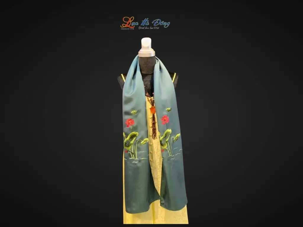 Khăn lụa trơn thêu sen xanh lá