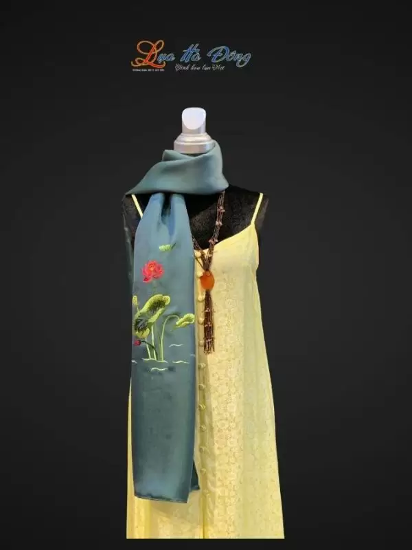 Khăn lụa trơn thêu sen xanh lá