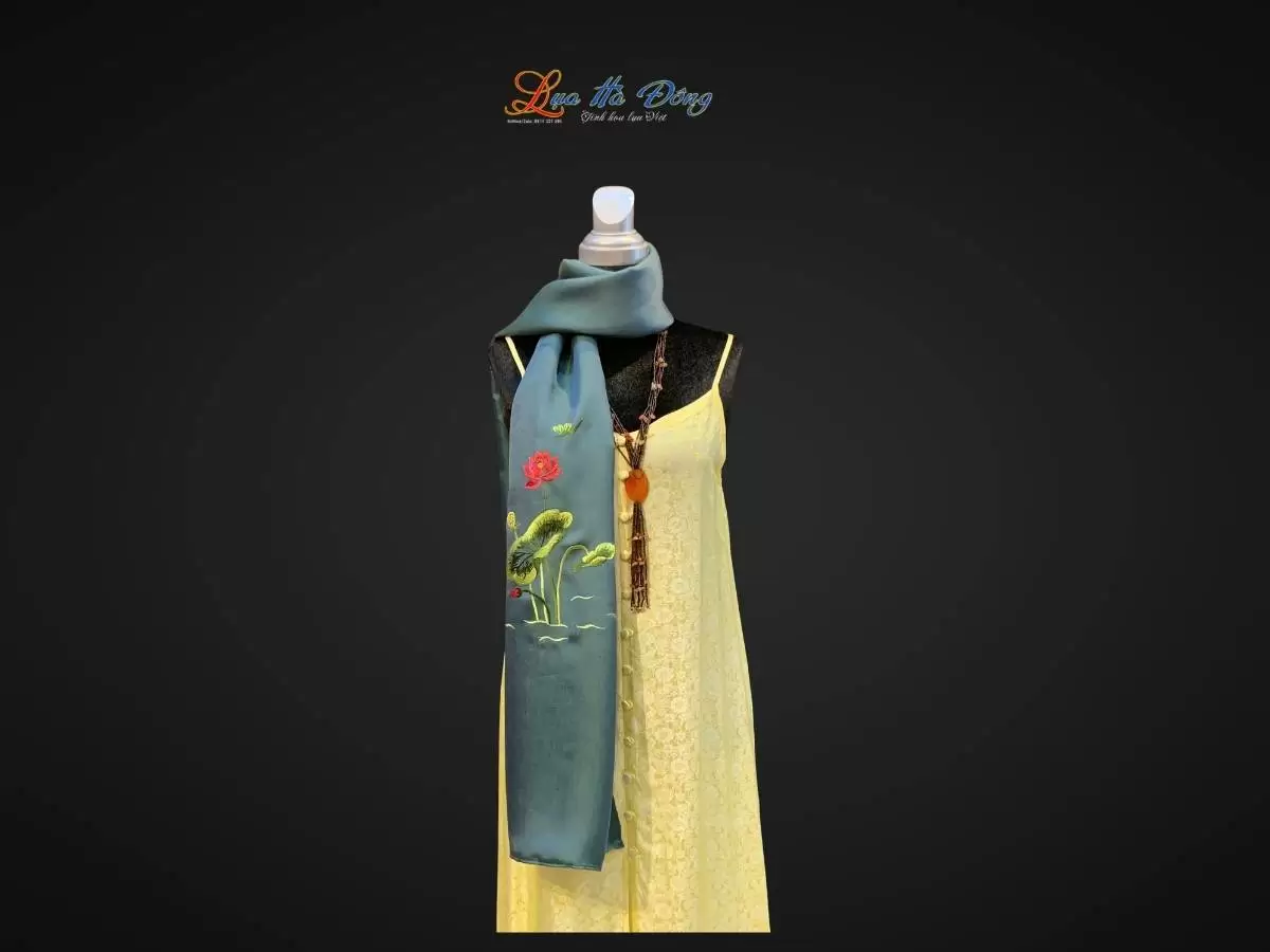 Khăn lụa trơn thêu sen xanh lá