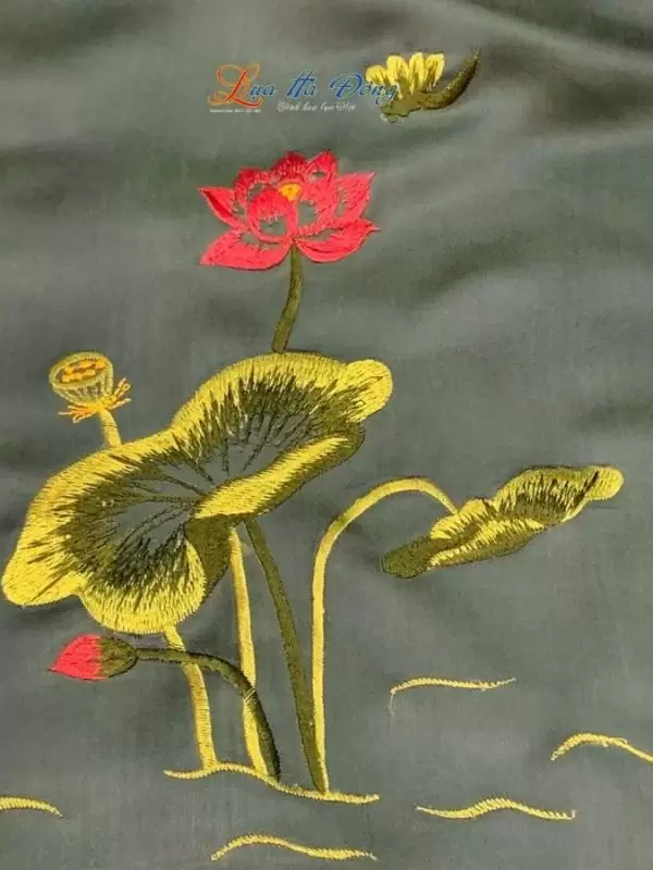 Khăn lụa trơn thêu sen xanh lá