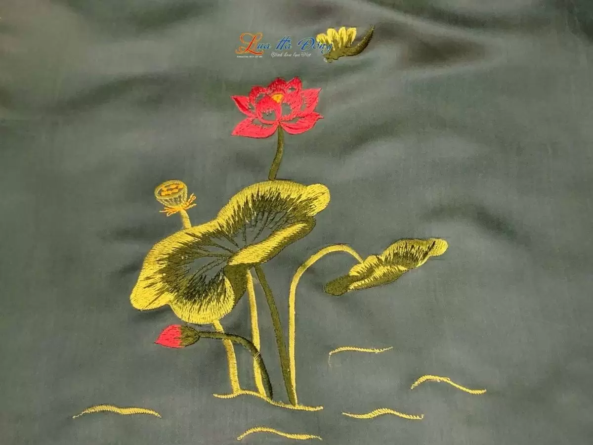 Khăn lụa trơn thêu sen xanh lá