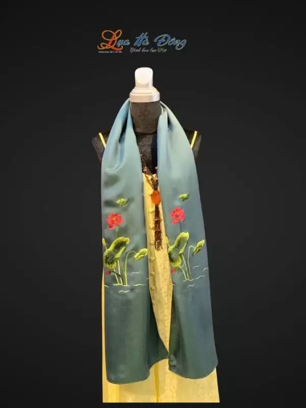 Khăn lụa trơn thêu sen xanh lá