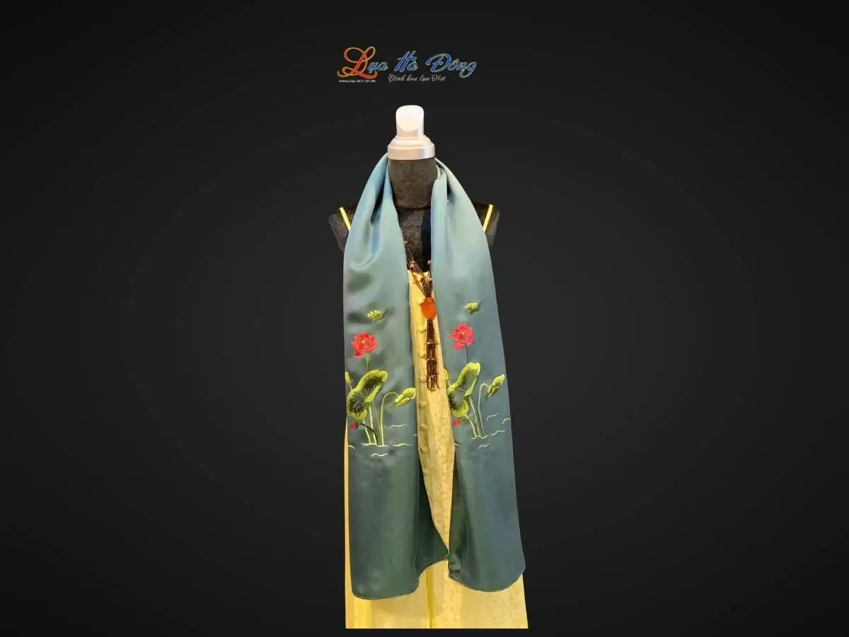 Khăn lụa trơn thêu sen xanh lá