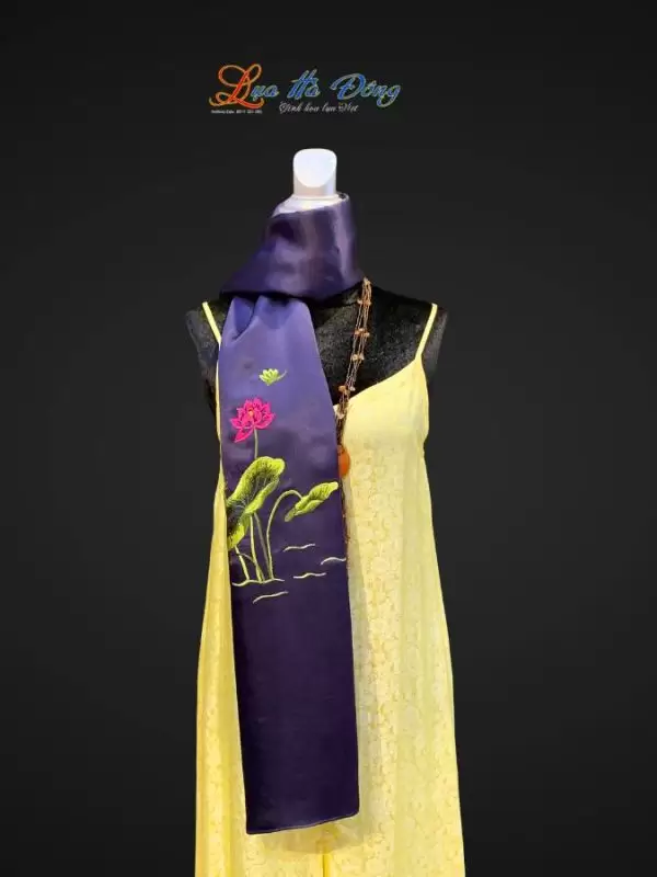 Khăn lụa trơn thêu sen xanh than