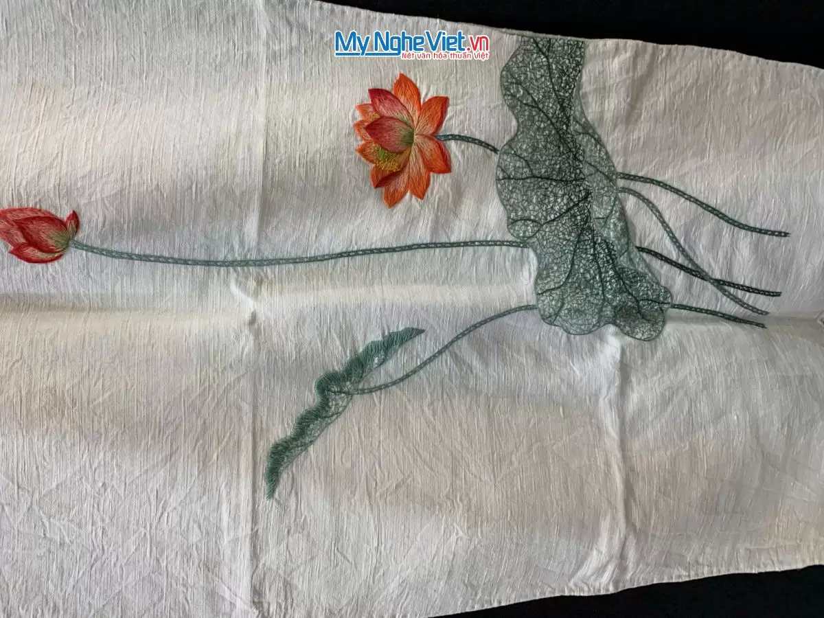 Khăn lụa đũi họa tiết hoa sen thêu tay 100% silk