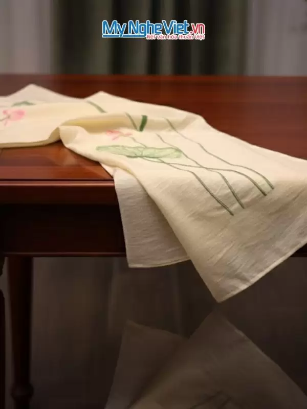 Khăn lụa đũi họa tiết hoa sen thêu tay 100% silk