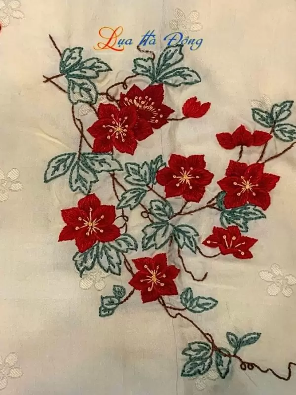 Khăn lụa vân cổ thêu tay mai vàng