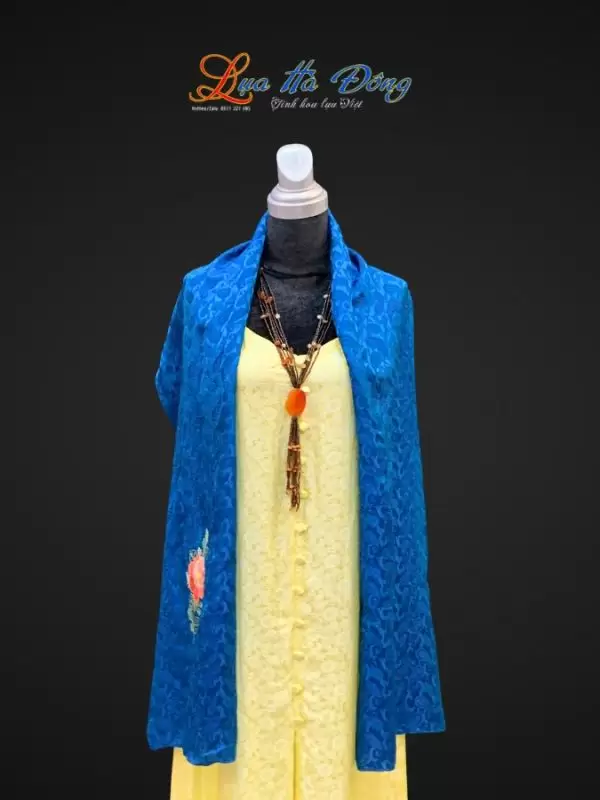 Khăn lụa thêu tay đuôi công xanh đậm