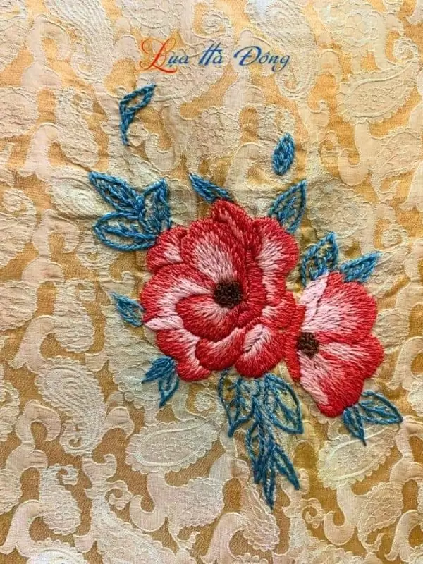 Khăn lụa thêu tay đuôi công vàng đồng