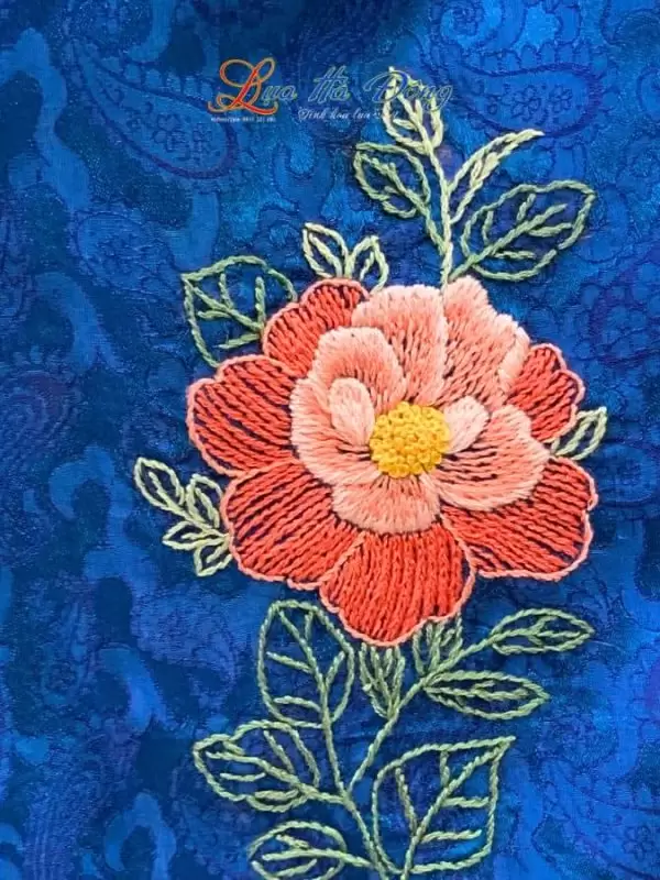 Khăn lụa thêu tay đuôi công xanh đậm