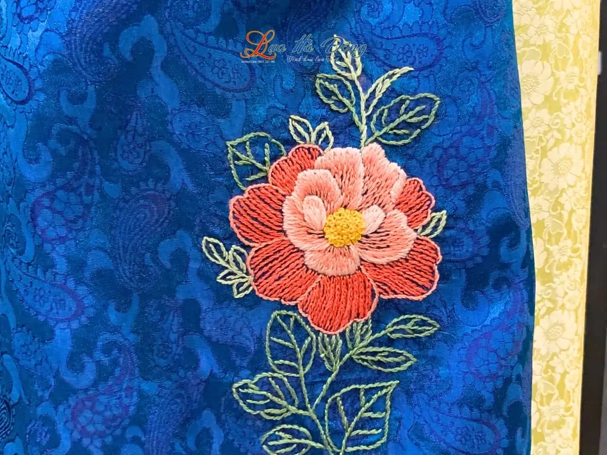 Khăn lụa thêu tay đuôi công xanh đậm