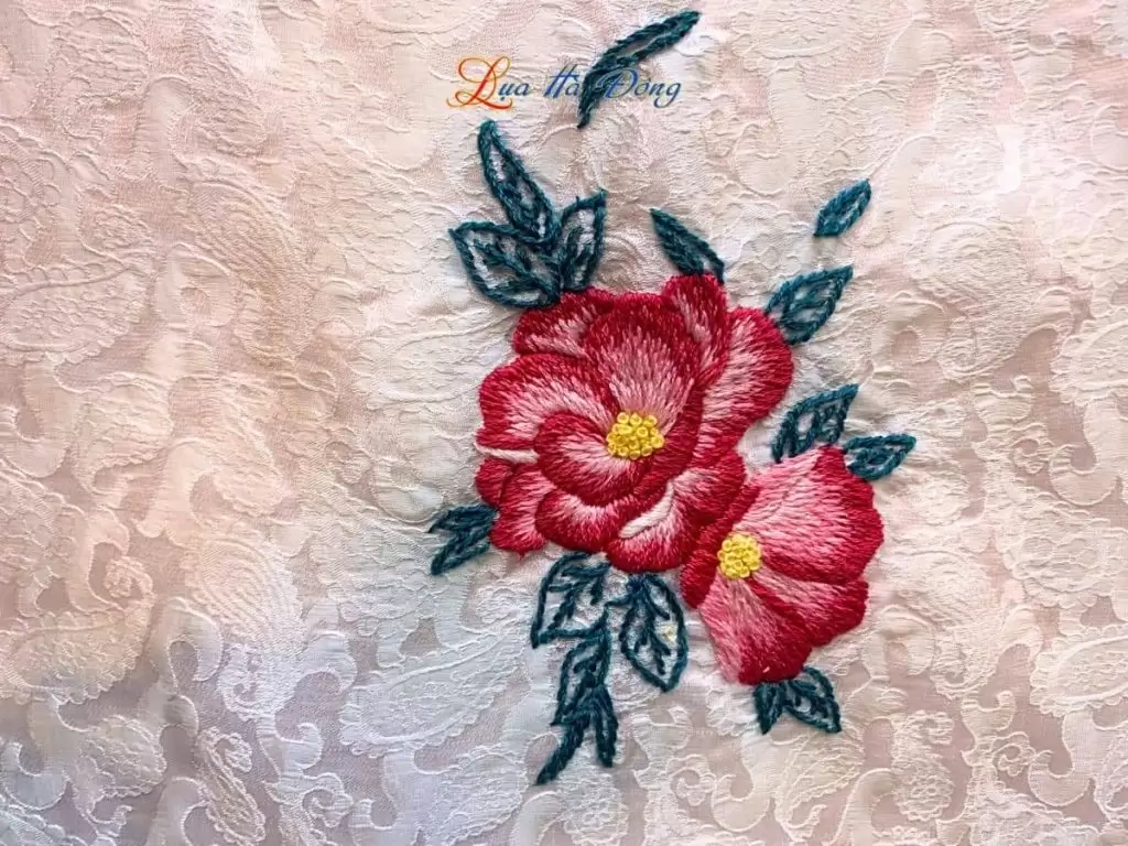 Khăn lụa thêu tay đuôi công hồng