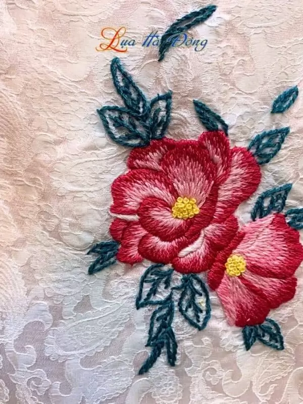 Khăn lụa thêu tay đuôi công hồng