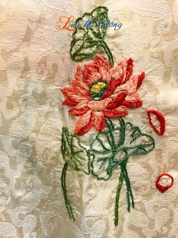 Khăn lụa thêu tay đuôi công kem