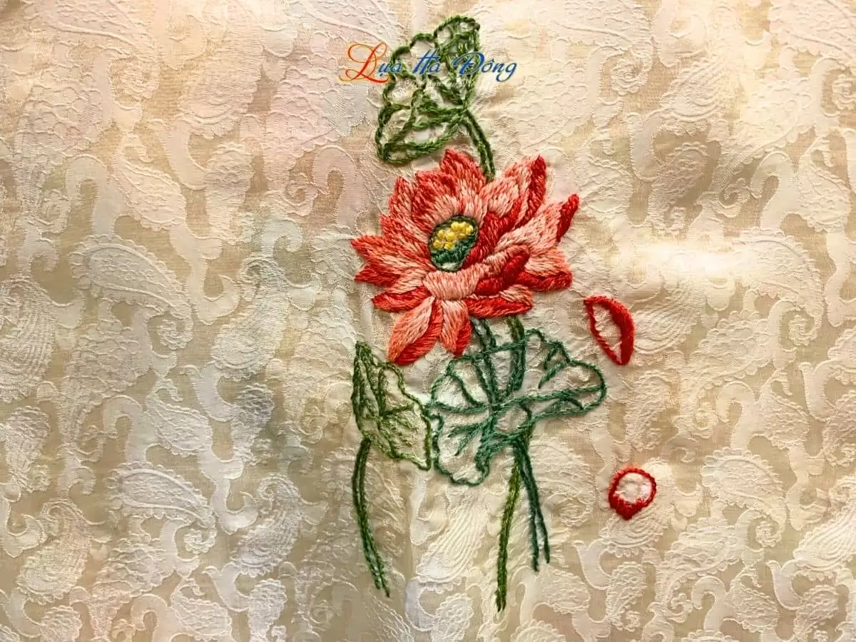 Khăn lụa thêu tay đuôi công kem