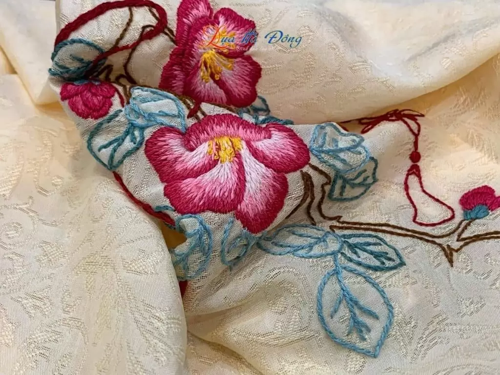 Khăn lụa vân cổ thêu tay lá cây kem