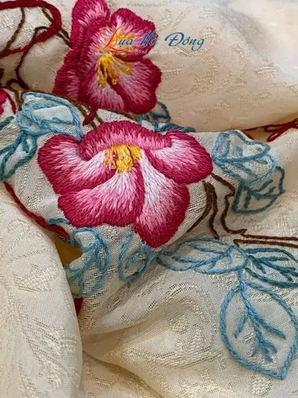 Khăn lụa vân cổ thêu tay lá cây kem