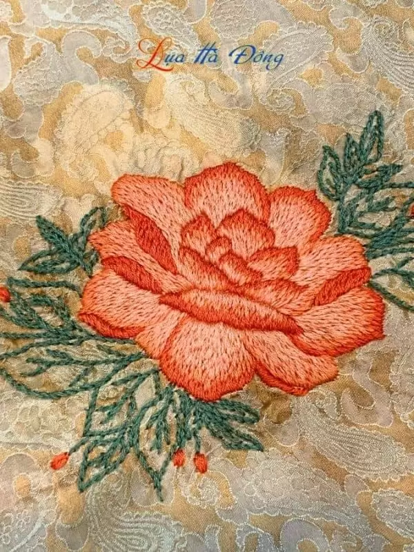 Khăn lụa thêu tay đuôi cong vàng đồng